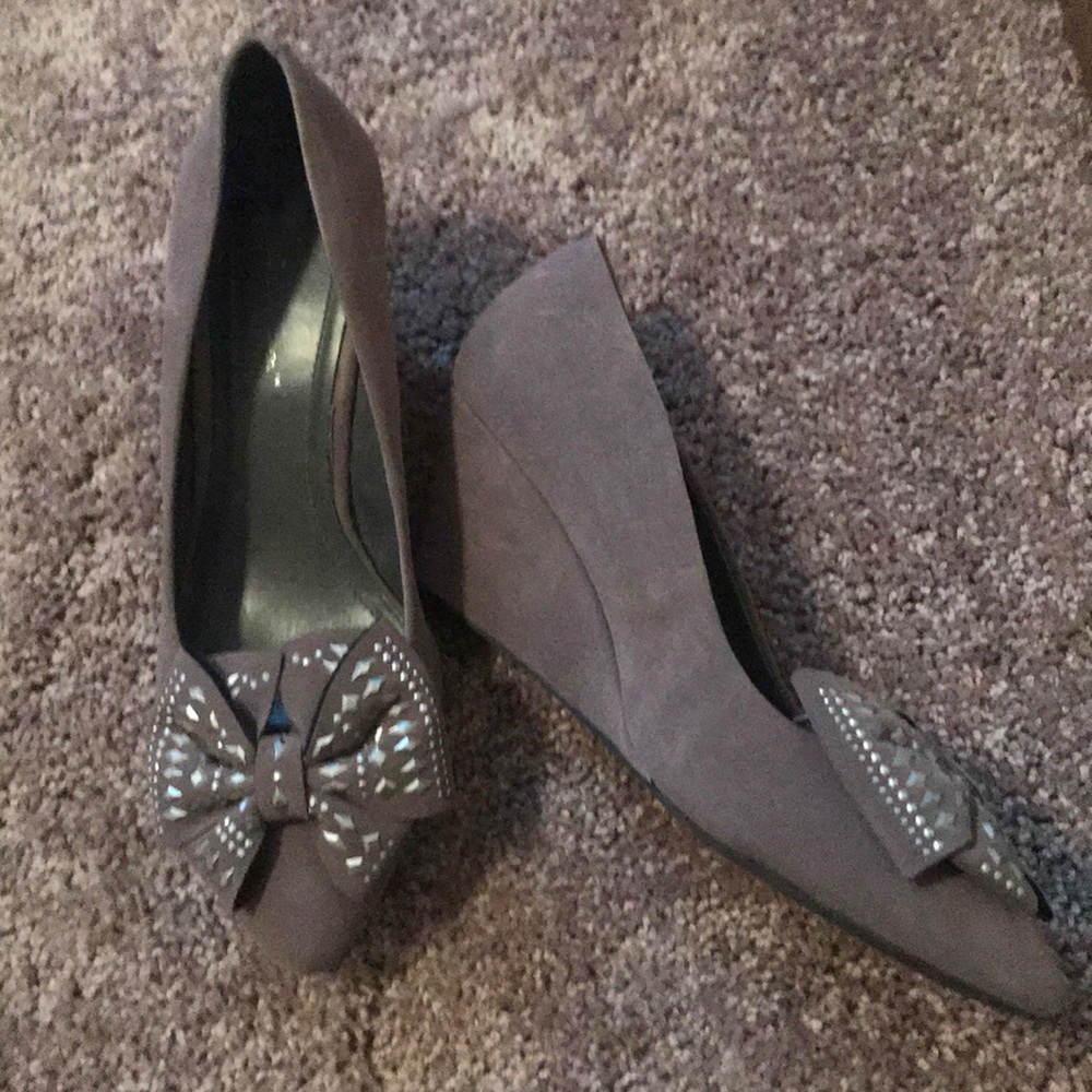 Grey suede shoes with bow